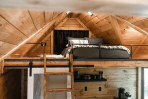 1 bedroom, free WiFi, bed sheets - Secluded Cabin Minutes from Snow Trails & I-71 (Bellville)