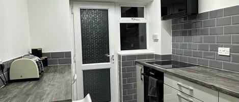 電冰箱、微波爐、烤箱、爐台