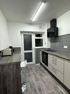 Fridge, microwave, oven, stovetop - Noormak Nights Luxury 3-bed House in Birmingham (Birmingham)
