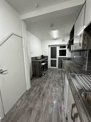 Fridge, microwave, oven, stovetop - Noormak Nights Luxury 3-bed House in Birmingham (Birmingham)