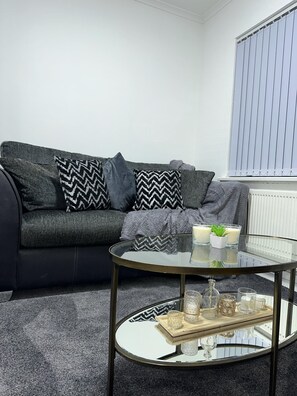 Living area - Noormak Nights Luxury 3-bed House in Birmingham (Birmingham)