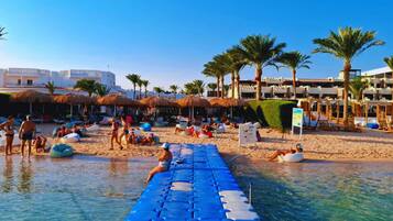 Camastros y toallas de playa