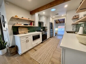 Fridge, microwave, oven, stovetop - Joshua Tree- Hot tub, Walk to food & shops, a few minutes from JTNP (Joshua Tree)