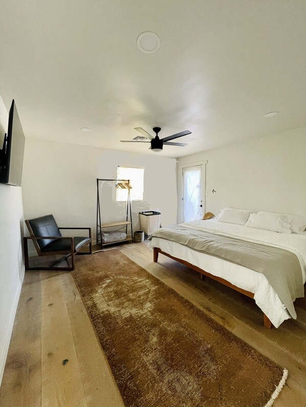 2 bedrooms, iron/ironing board, WiFi, bed sheets - Joshua Tree- Hot tub, Walk to food & shops, a few minutes from JTNP (Joshua Tree)