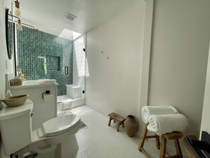 Shower, hair dryer, towels, soap - Joshua Tree- Hot tub, Walk to food & shops, a few minutes from JTNP (Joshua Tree)