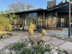 Exterior detail - Joshua Tree- Hot tub, Walk to food & shops, a few minutes from JTNP (Joshua Tree)