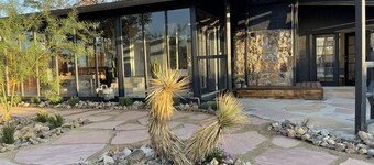 Joshua Tree- Hot tub, Walk to food & shops, a few minutes from JTNP