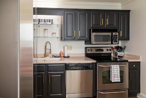 Frigorífico, microondas, horno y placa de cocina