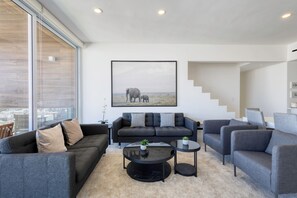 Superior Apartment, 3 Bedrooms, Hot Tub, City View | Living room