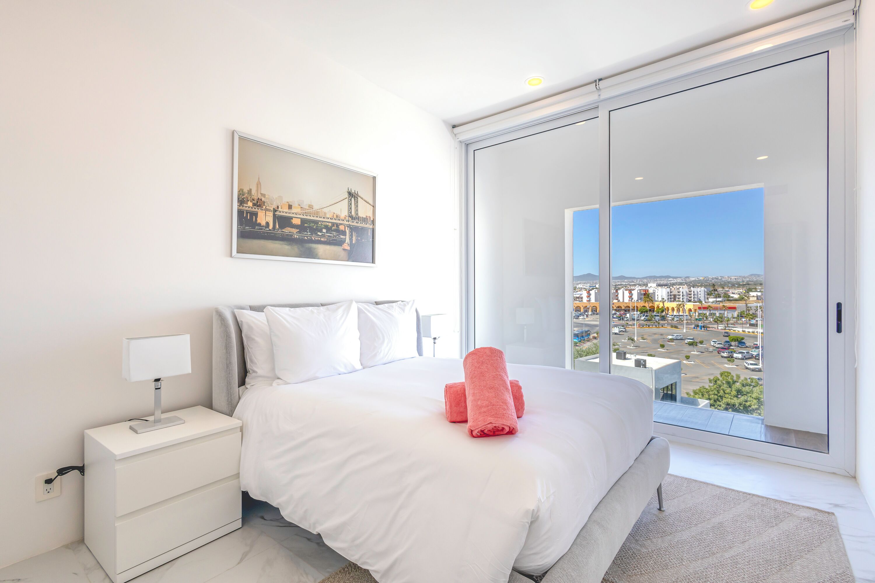 Apartamento superior, 3 habitaciones, bañera de hidromasaje, vistas a la ciudad | 3 dormitorios, ropa de cama de alta calidad, edredones de plumas
