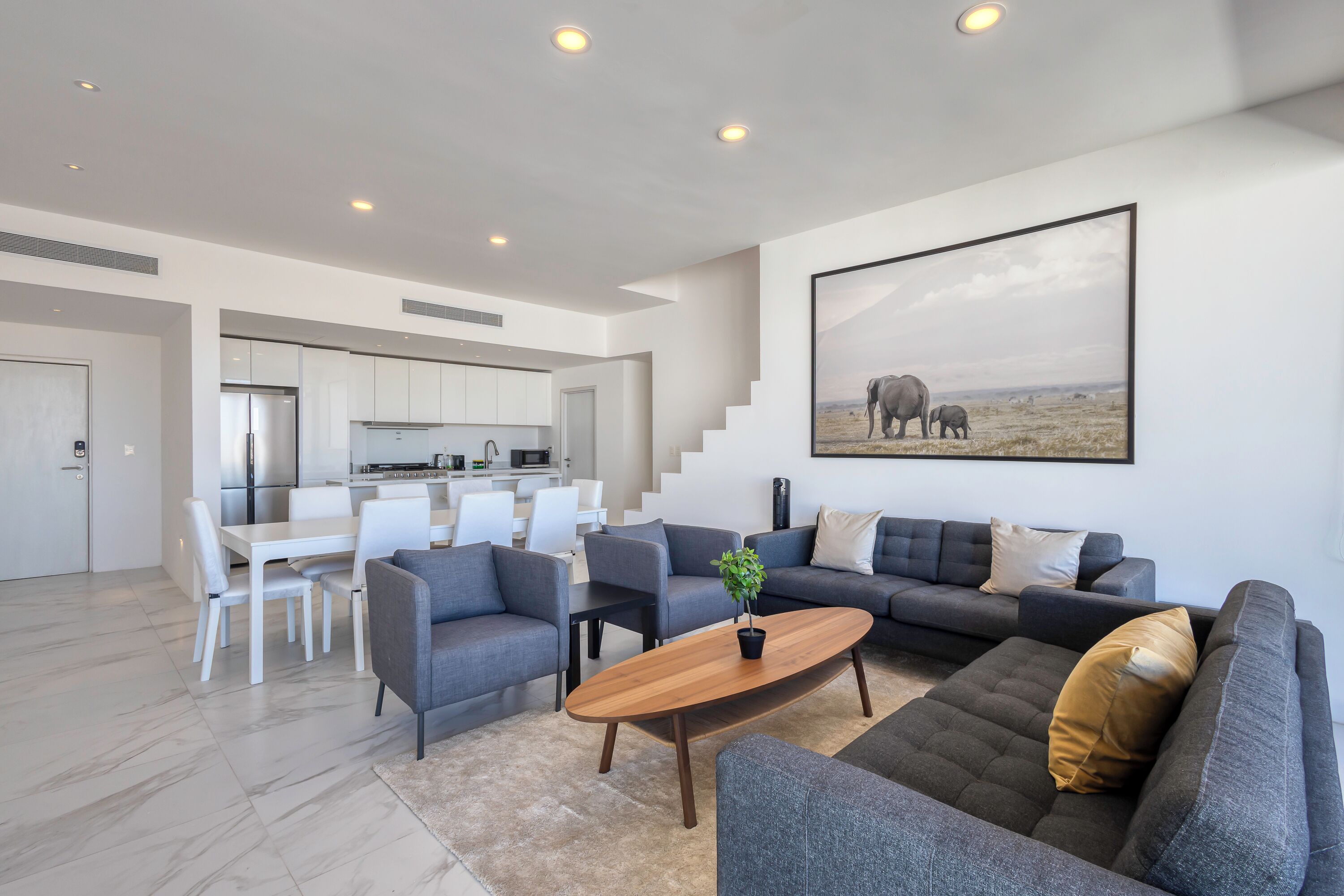 高级公寓, 3 间卧室, 热水浴缸, 城市景观 | 客厅 | 65-英寸智能电视（配备数码频道）、Netflix、流媒体服务