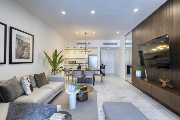 Departamento superior | Área de sala de estar | Smart TV de 65 pulgadas con canales digitales y Netflix 