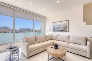 Superior Apartment, 3 Bedrooms, Hot Tub, City View | Living room