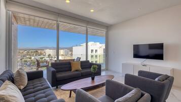 Departamento superior, 3 habitaciones, hidromasaje, vista a la ciudad | Televisión