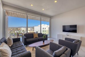 Departamento superior, 3 habitaciones, hidromasaje, vista a la ciudad | Televisión