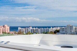 Outdoor spa tub - Lumina at Marea Cabo San Lucas (Cabo San Lucas)