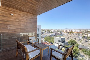 Departamento superior, 3 habitaciones, hidromasaje, vista a la ciudad | Vista del balcón