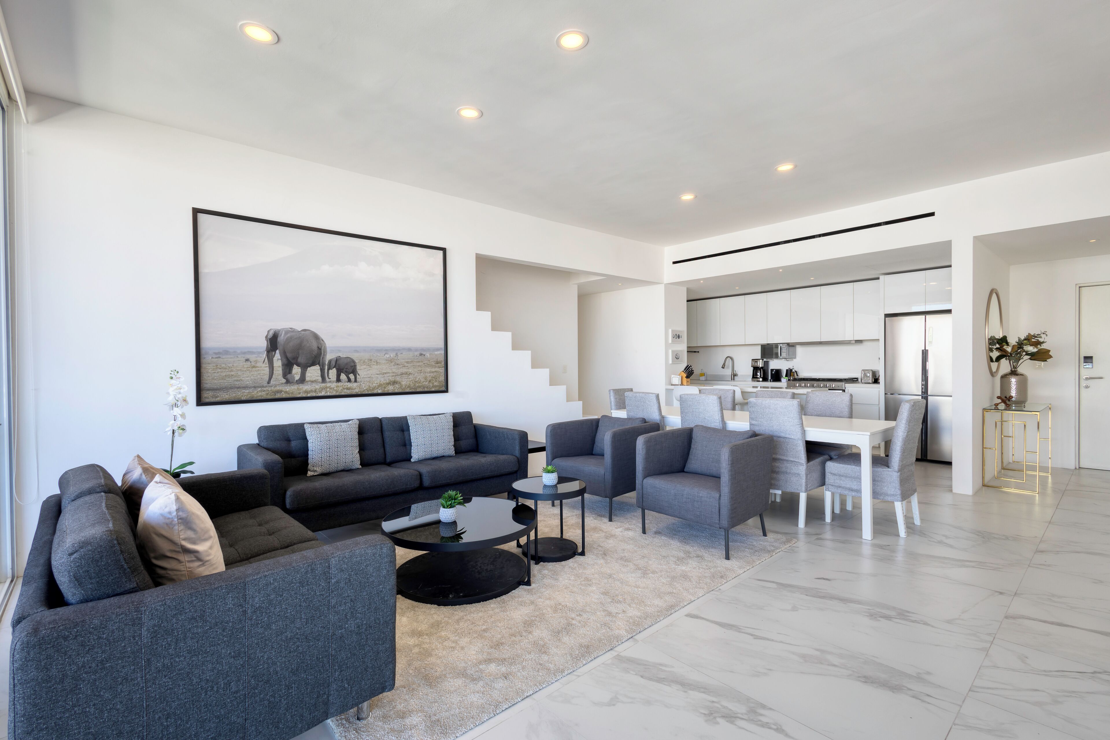 Departamento superior, 3 habitaciones, hidromasaje, vista a la ciudad | Sala de estar | Smart TV de 65 pulgadas con canales digitales y Netflix 