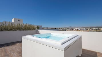 Căn hộ Superior, 3 phòng ngủ, bồn tắm nước nóng, quang cảnh thành phố | Bồn tắm spa riêng