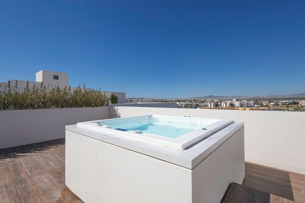 슈피리어 아파트, 침실 3개, 온수 욕조, 시내 전망 | 전용 스파 욕조