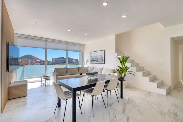Superior Apartment, 3 Bedrooms, Hot Tub, City View | Dining room