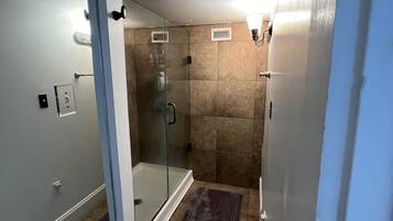 Douche, sĂšche-cheveux, serviettes fournies, savon