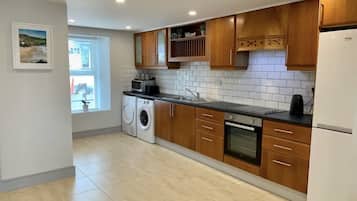 Jääkaappi, mikroaaltouuni, uuni, kahvin-/teenkeitin