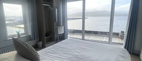 4 slaapkamers, een strijkplank/strijkijzer, reisbedje, gratis wifi