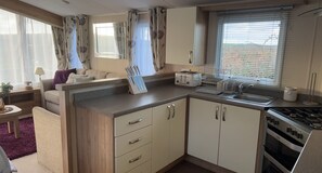 Chalet | Private kitchen | Fridge, microwave, oven, stovetop - Luxury 2 bed Static in Gwynedd (Pwllheli)