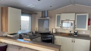 Chalet | Private kitchen | Fridge, microwave, oven, stovetop