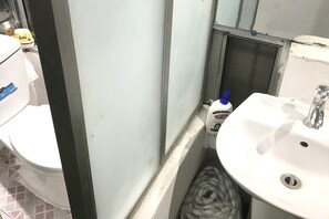 Shower, hair dryer, towels, soap - Spacious Old Quarter 2-floor Duplex apartment next to Hanoi Train cafe Street (Hanoi)