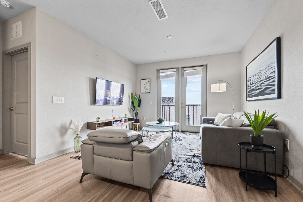 Downtown St Pete 2 Bed Near Tropicana Field WIth Free Parking