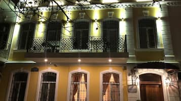 Fassade der Unterkunft – Abend/Nacht