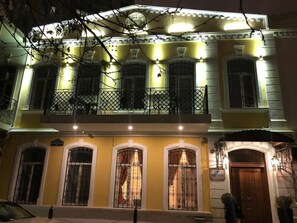 住宿正面 - 傍晚/夜晚