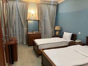 Habitació amb dos llits individuals Deluxe | Escriptori, wifi gratuïta i roba de llit 