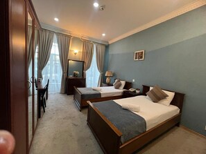 Habitación Deluxe con 2 camas individuales | Escritorio, wifi gratis y ropa de cama 