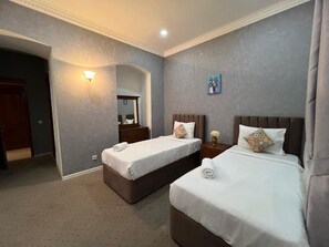 华丽双床房 | 办公桌、免费 WiFi、床单