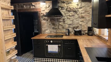 Fridge, oven, stovetop, coffee/tea maker