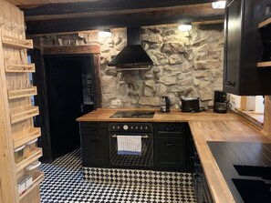 Jääkaappi, uuni, liesi, kahvin-/teenkeitin