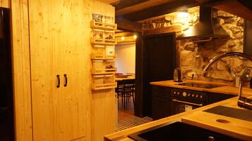 Fridge, oven, stovetop, coffee/tea maker