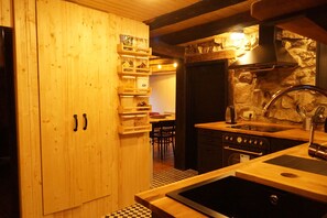 Jääkaappi, uuni, liesi, kahvin-/teenkeitin