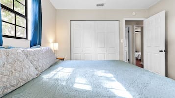 3 bedrooms, desk, iron/ironing board, travel crib