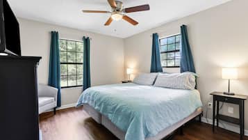 3 間睡房、書桌、熨斗/熨衫板、可攜式嬰兒床