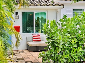 Exterior detail - Private centrally located Fort Lauderdale cottage (Fort Lauderdale)