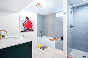 Hair dryer, towels, soap, shampoo - Charming 1 Br Lower Guest Suite In Denver! (Denver)