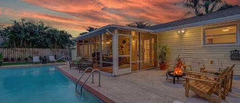 Een buitenzwembad en een verwarmd zwembad