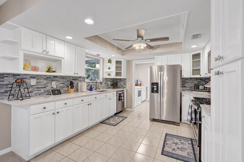 Private Home with Beautiful Backyard & Pool Close to Beach in Palm Beach Gardens