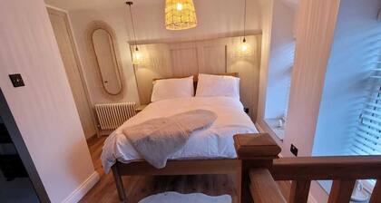 Charming 1-bed Cottage in Brynmenyn