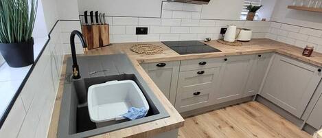 Cottage | Private kitchen | Fridge, microwave, oven, stovetop