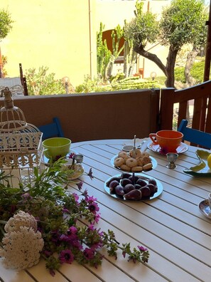 Outdoor dining - Studio in Residence La Perla Del Mare, with pool, 100 meters from the beach. (Lu Bagnu)